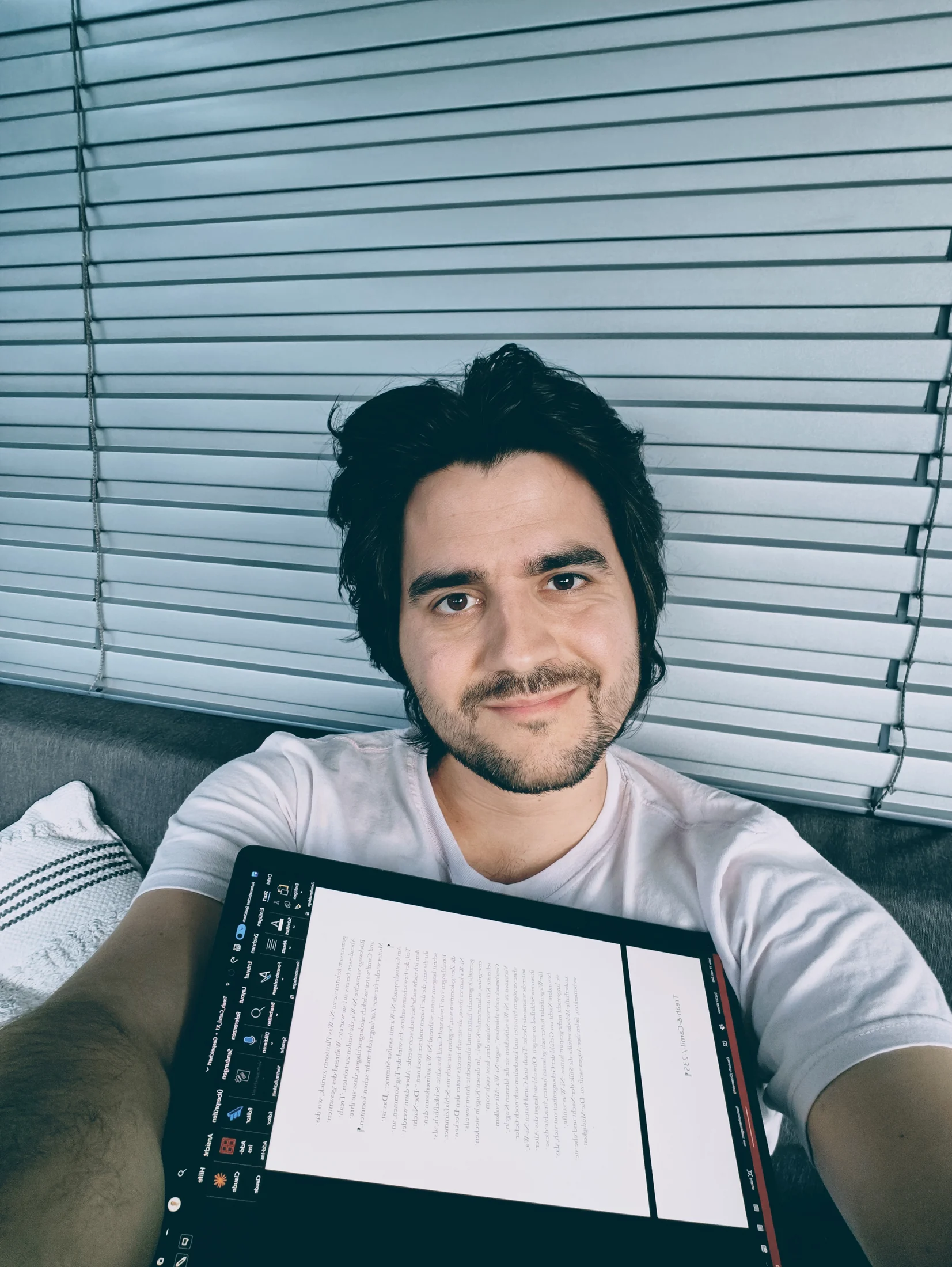 Gabriel Hehle beim Schreiben